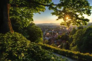 Genießen Sie den Sonnenuntergang vom Burgberg aus