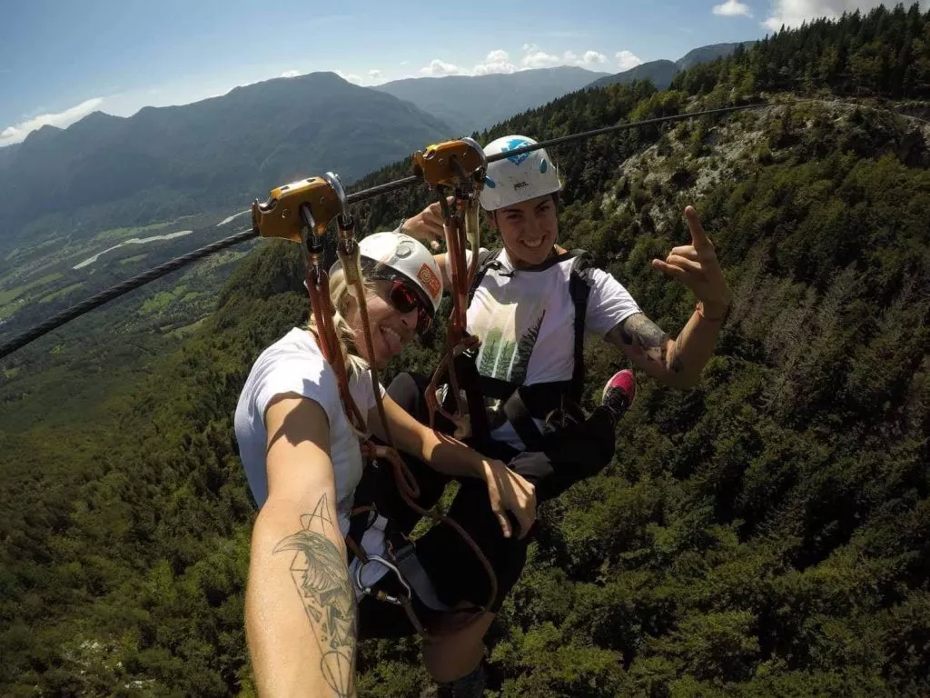 Descendez la tyrolienne dans la vallée de Soča.