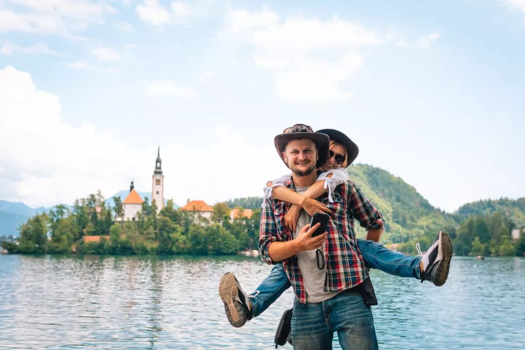 Sourire au joyau alpin du lac de Bled
