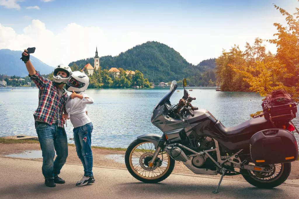 Paar blutete Motorrad skaliert