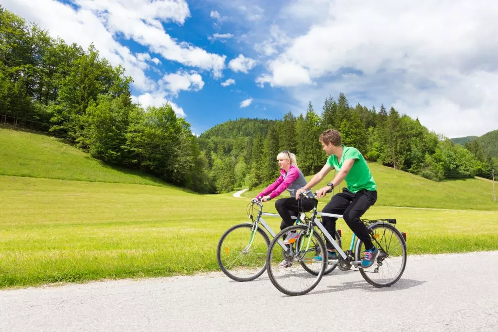 couple faisant du vélo dans la nature à l'échelle