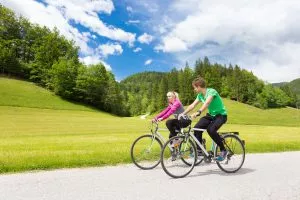 couple faisant du vélo dans la nature à l'échelle