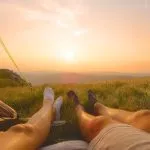 couple pieds coucher de soleil