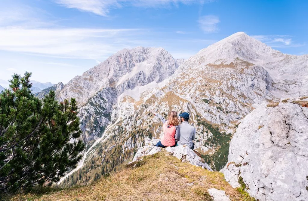 couple montagnes romantique