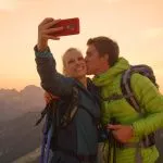 couple selfie montagnes