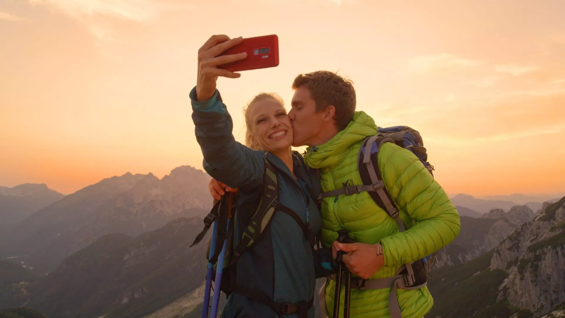 selfie di coppia in montagna