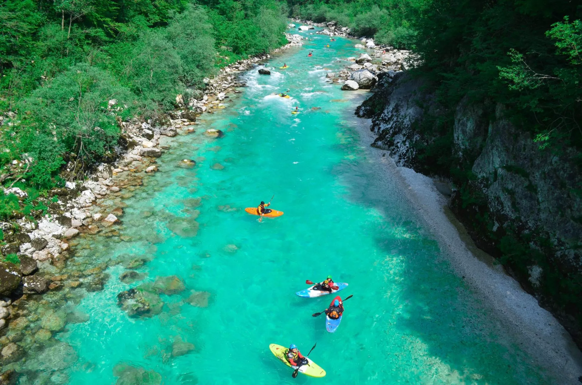 Följ med på ett adrenalinfyllt äventyr på Soča-floden